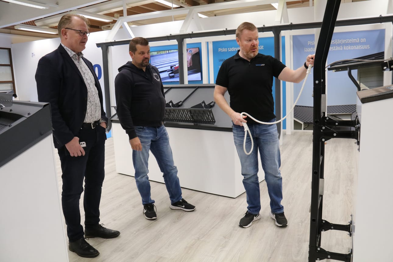 Liiketoimintajohtaja Kimmo Mansikkaviita ja myyntipäällikkö Jarmo Talvitie seurasivat sivusta, kun tehdaspäällikkö Harri Peltonen esitteli katolla liikkumisen turvaksi kehitettyä vaijerijärjestelmää.
