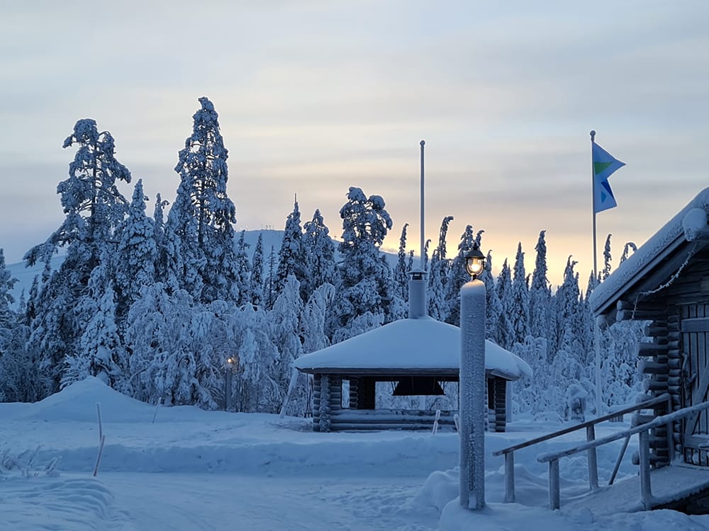 Opiskelijat tutustuvat ja heidän on mahdollista tulla työelämässä oppimaan mm. Yllästunturin luontokeskus Kellokkaaseen. Pihanäkymä Kellookkaasta tunturiin.