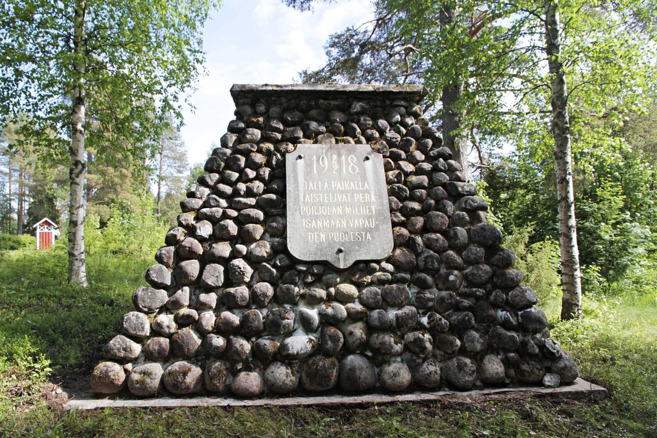 Vuoden 1918 Tervolan taistelun muistomerkin pystyttivät valkoiset voittajat 11 vuotta tapahtuman jälkeen. Aikoinaan sen ympärillä oli aukio, nyt maasto on metsittynyt.