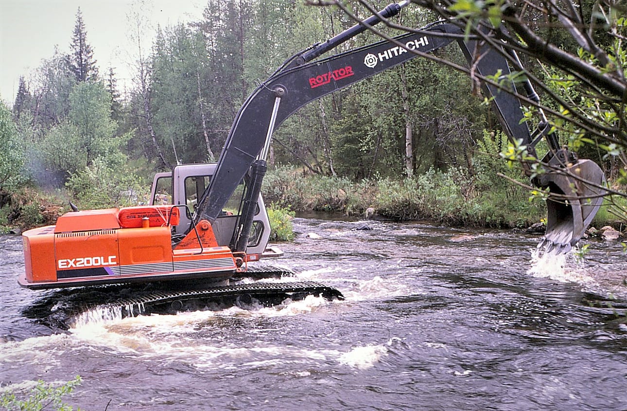 Uittoyhtiön tekemiä koskien perkauksia korjailtiin Livojoella kesällä 1990.