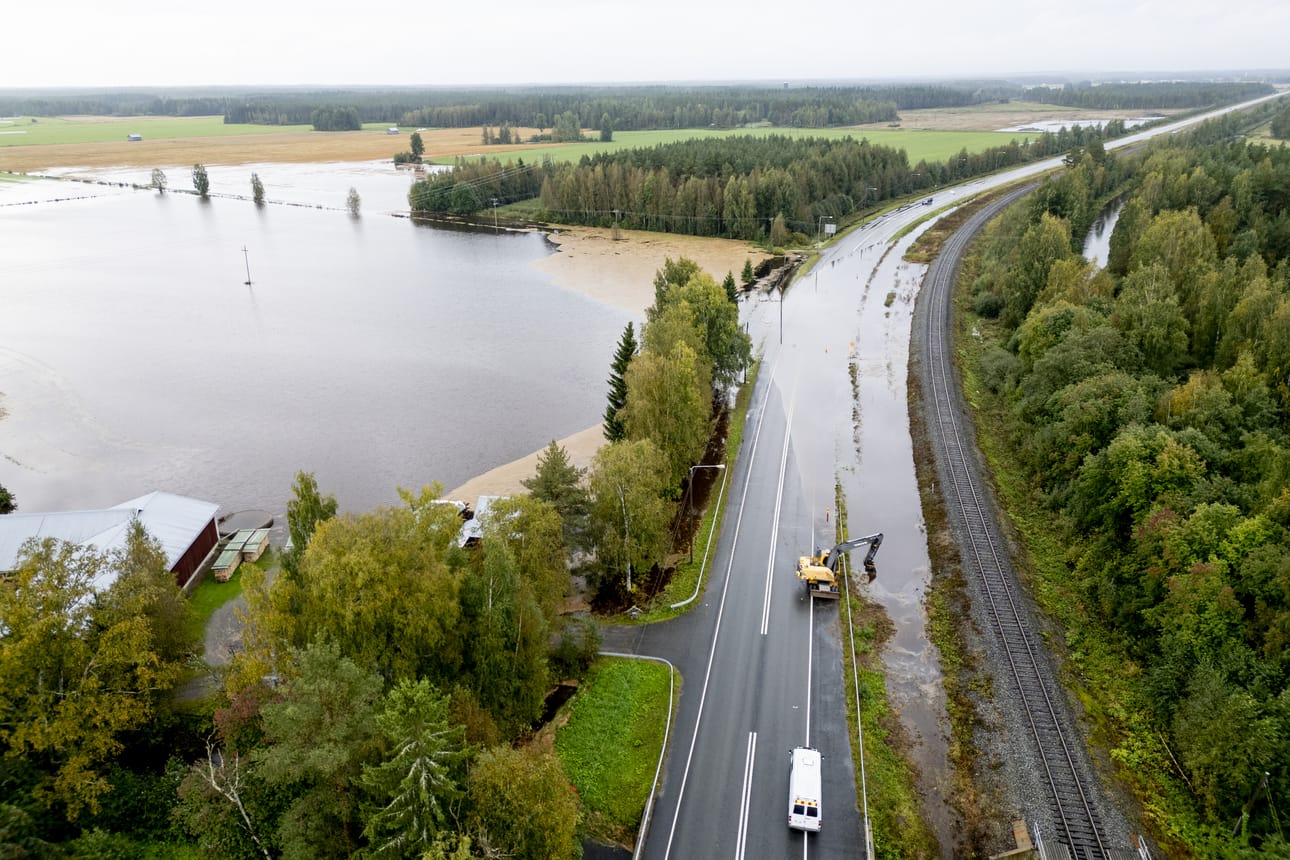 Kantatie 67 Ilmajoella oli veden vallassa maanantaina.