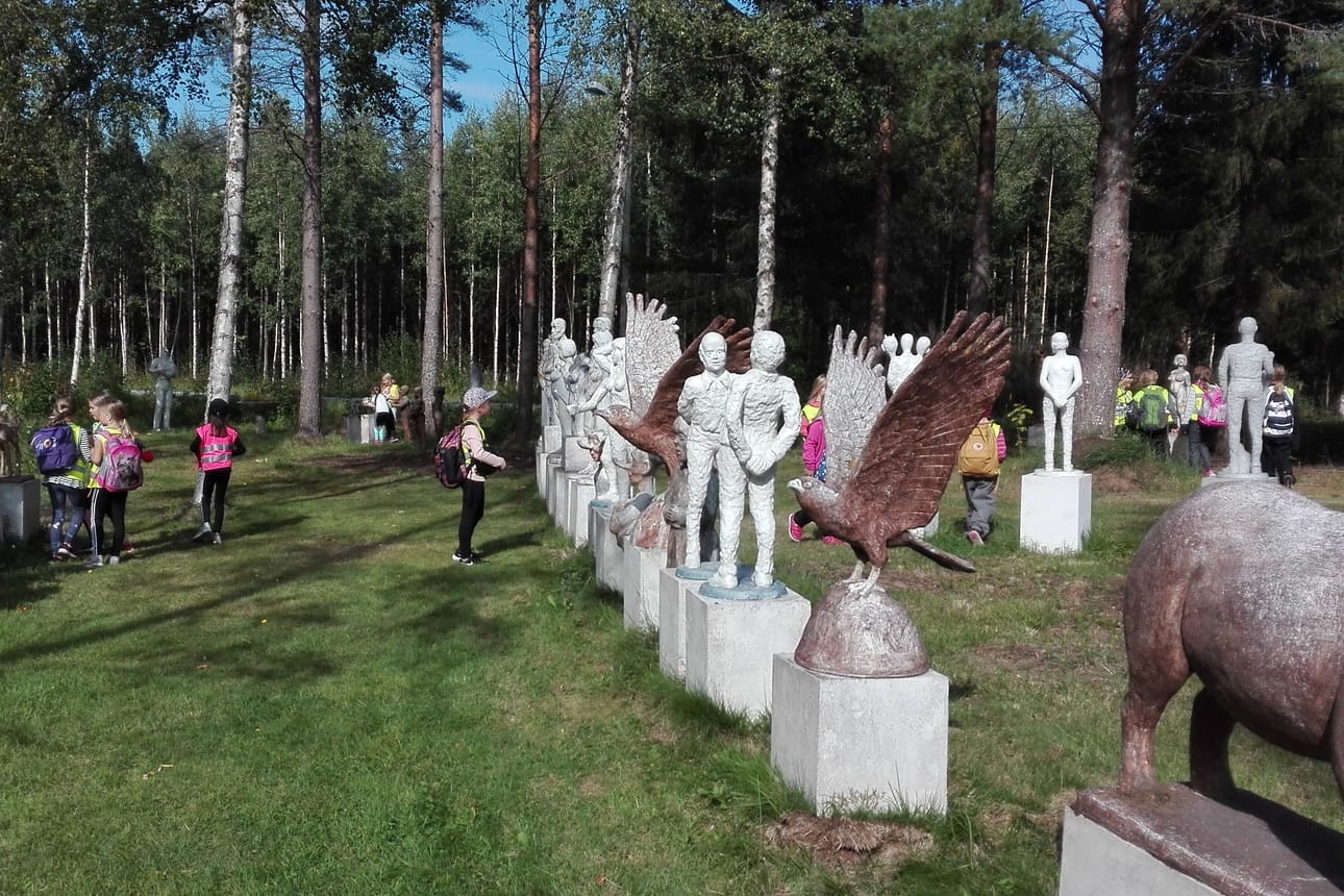 Taiteilija Matti Lepistön patsaspuisto oli lapsille erinomainen retkikohde.