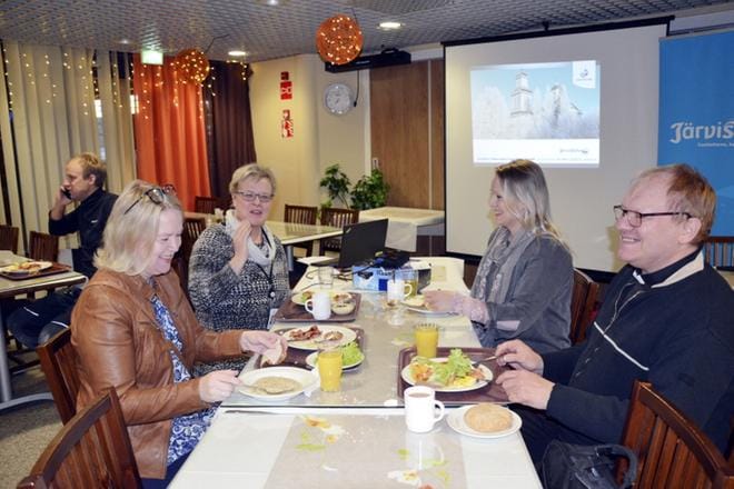Hyvän Mielen Aamiaisella seurakunnan puheenvuoron käytti Harri Silvolahti, tapahtuman juonsi Matleena Saukko, yrittäjien terveiset toi Kirsi Kujala ja Järviseutu-lehden 80-vuotisjuhlavuodesta ja Mainosverkosta kertoi Hannele Salmenautio. Maukkaalle aamiaiselle Alvariinissa osallistui puolensataa yrittäjää. KUVA: SARI HEINILÄ