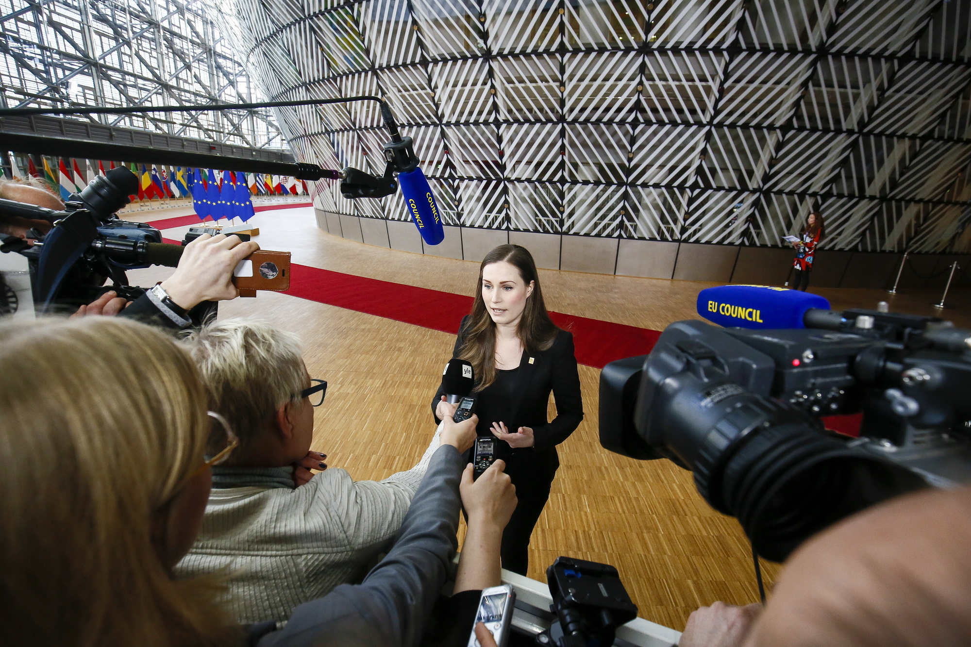 Pääministeri Sanna Marin vastaili toimittajien kysymyksiin ennen perjantain neuvottelujen alkamista.