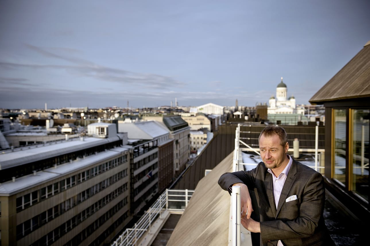 Kemianteollisuus ry:n työmarkkinajohtaja Jyrki Hollmén epäilee, etteivät työntekijät koe yleisiä tes-korotuksia palkintona hyvästä työstä. Arkistokuva.