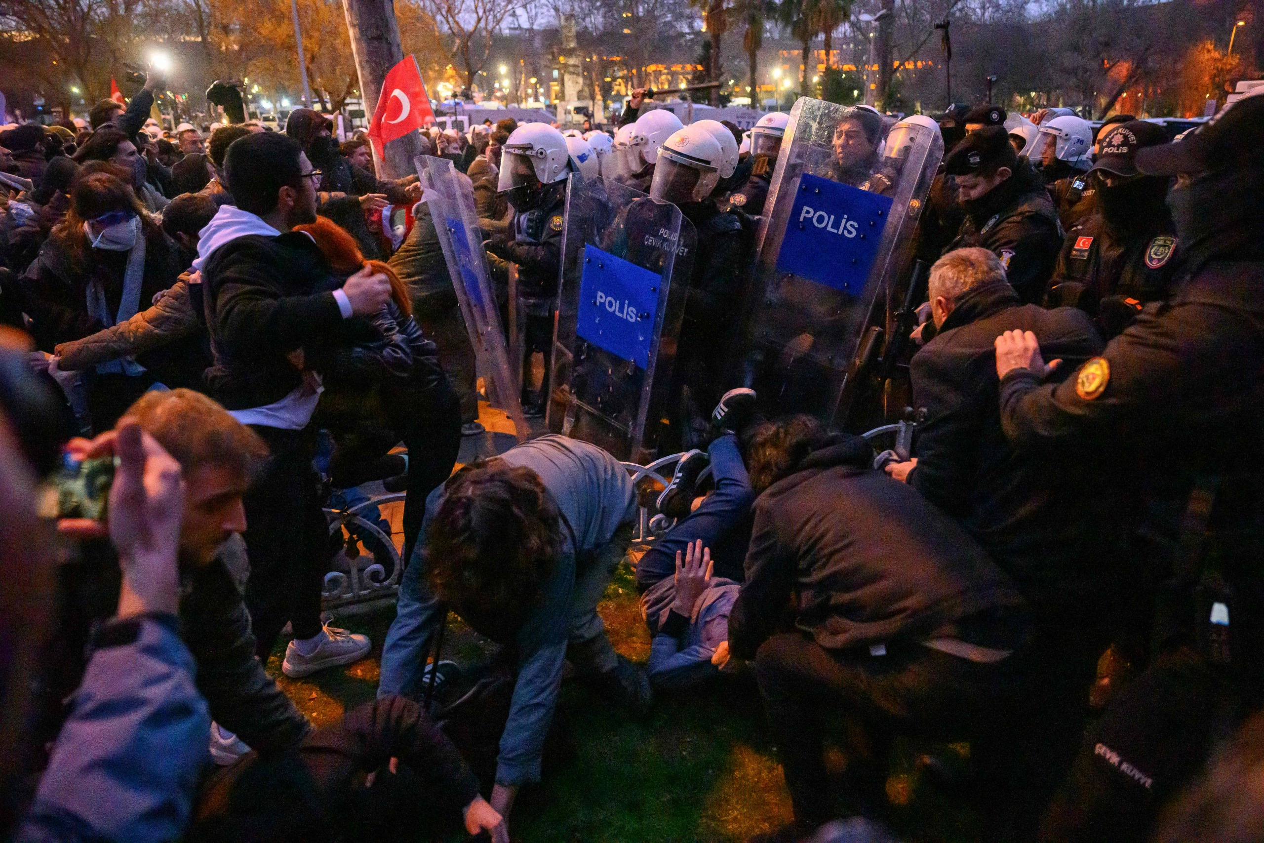 Turkissa poliisi ampui kumiluodeilla ja kyynelkaasulla pormestarin kiinniottoa protestoivia mielenosoittajia
