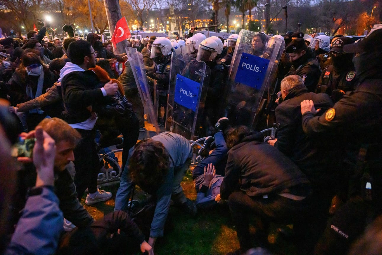 Turkin Istanbulissa yliopiston opiskelijat uhmasivat torstaina kuvernöörin kanslian mielenosoituskieltoa. LEHTIKUVA/AFP
