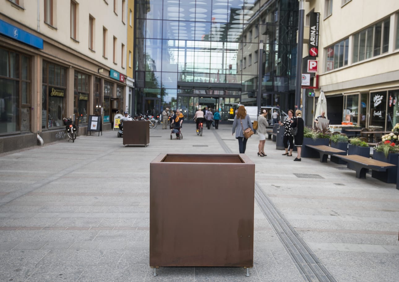 Isoihin laatikoihin tullaan istuttamaan kukkia.