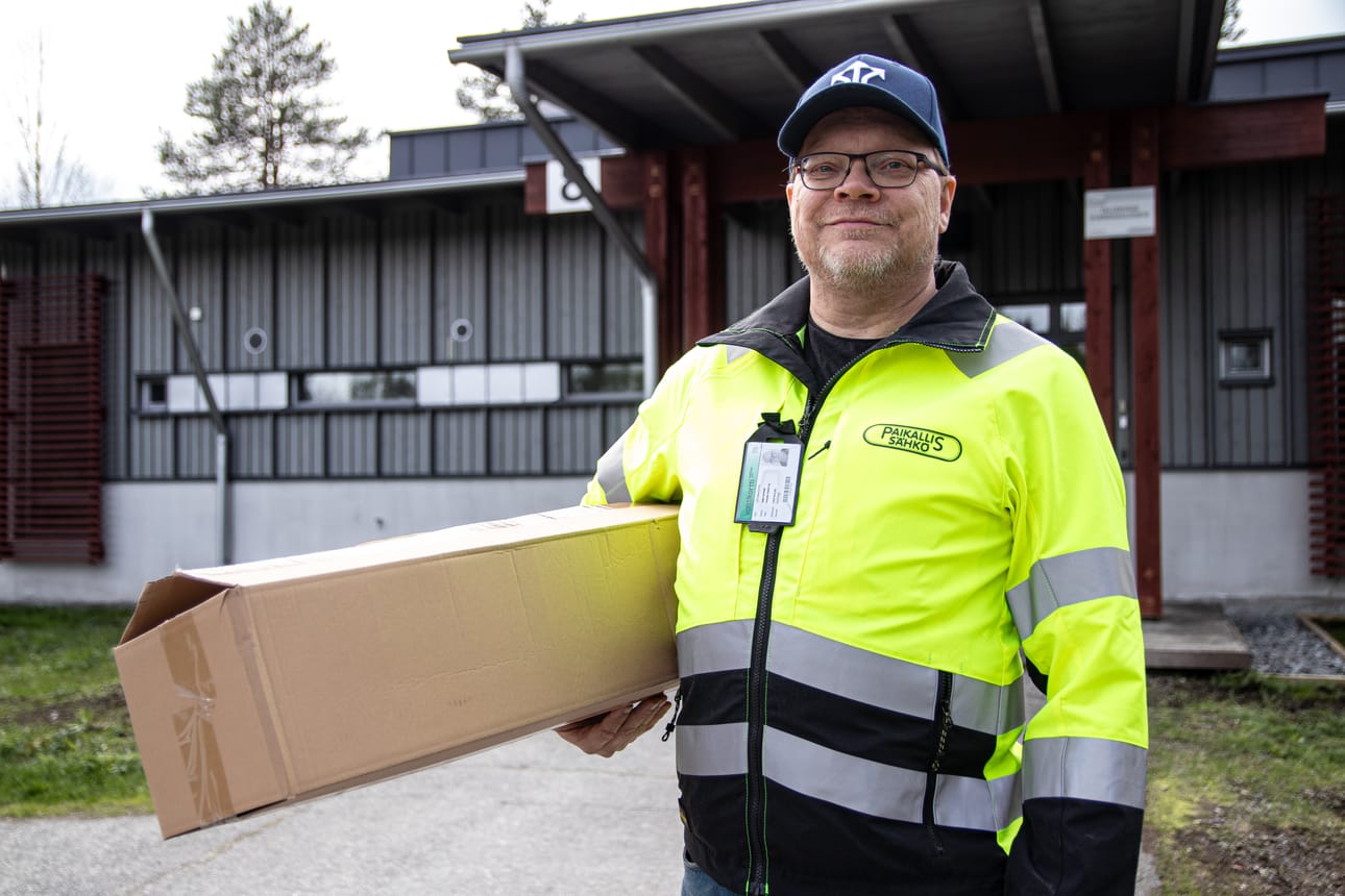 Paikallis-sähkö pääsee järkevämpiin ja pienempiin tiloihin Juha Suoraniemen takana näkyvään Torangintaival 8:aan.