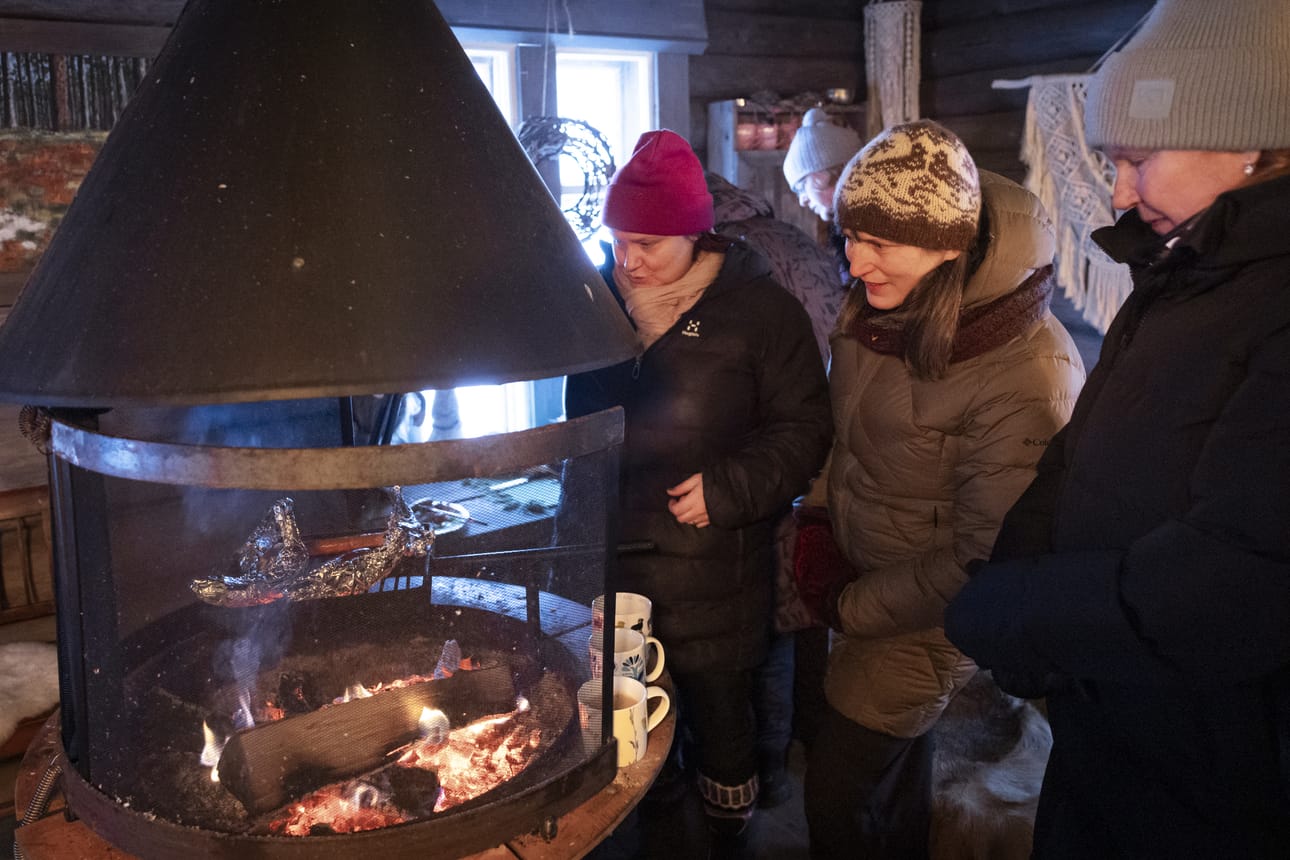 Rauhallisella lounastauolla on dopamiinin säätelyssä paikkansa. Heidi Koutonen (vas.), Tiina Kotipalo ja Kaisu Mikkonen odottavat suklaabanaanien paistumista.