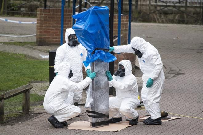 Tutkijat ottivat maaliskuussa talteen penkin, jolta Sergei Skripal ja hänen tyttärensä Julia löydettiin viime kuun alussa. Kuva: EPA/WILL OLIVER