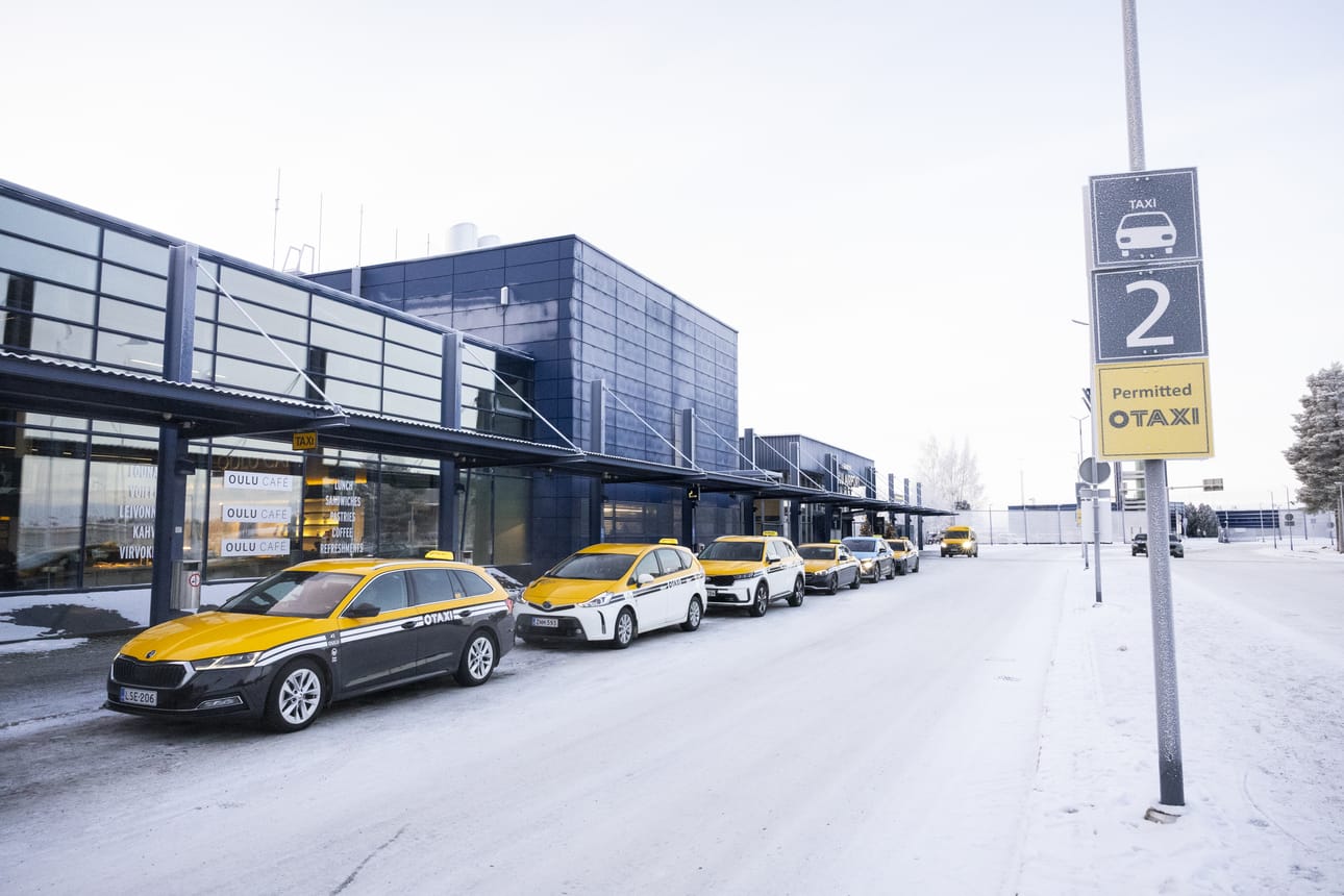 Otaxi kertoo aloittavansa uudenalisen yhteistyön kahden muun suomalaisen taksiyrityksen kanssa. Arkistokuva Oulun lentokentän taksitolpalta.