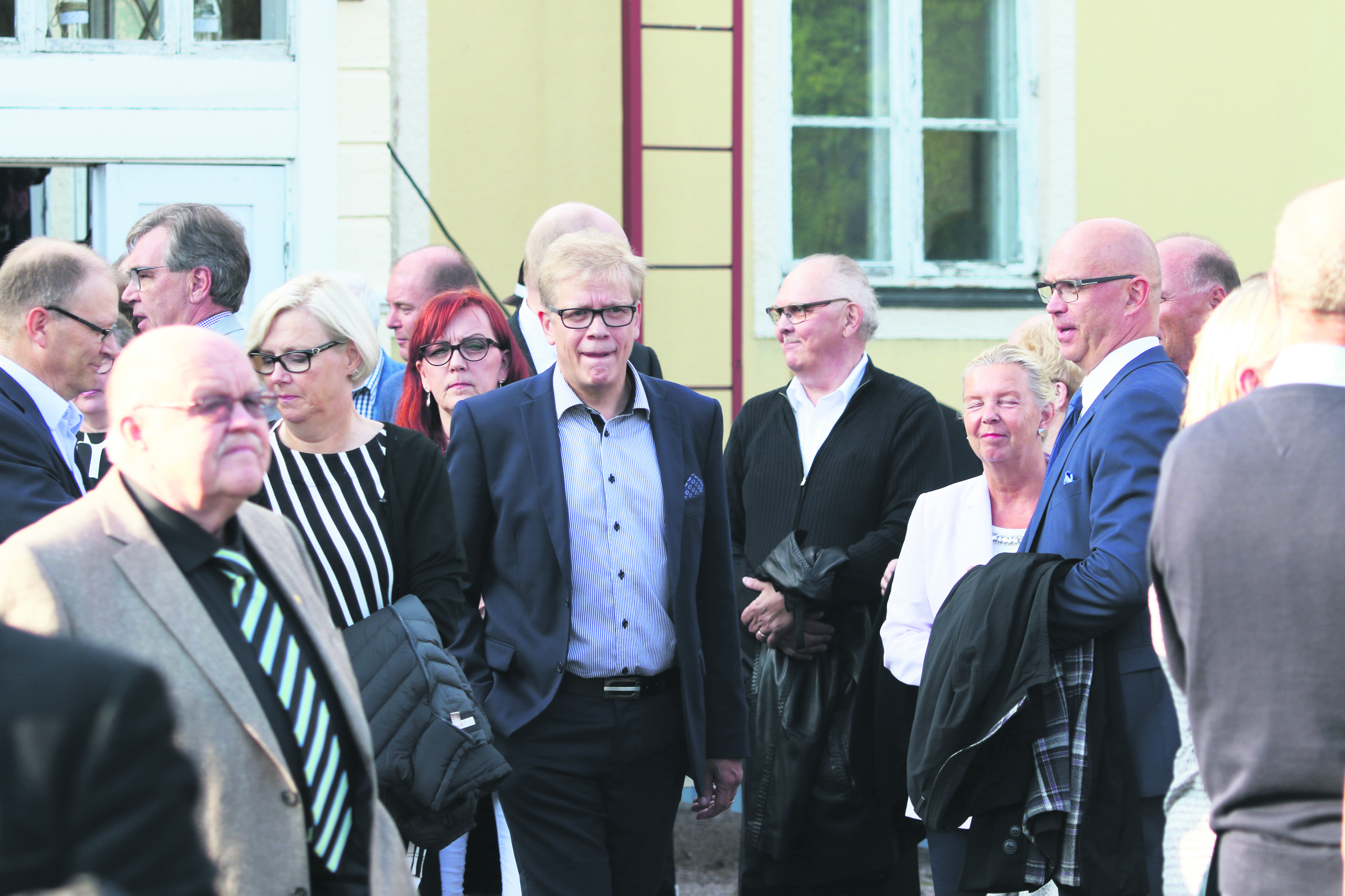 Yleisöä odottamassa katsomoon siirtymistä. Vasemmalla Limingan kunnanjohtaja Pekka Rajala, keskellä tekninen johtaja Simo Pöllänen.