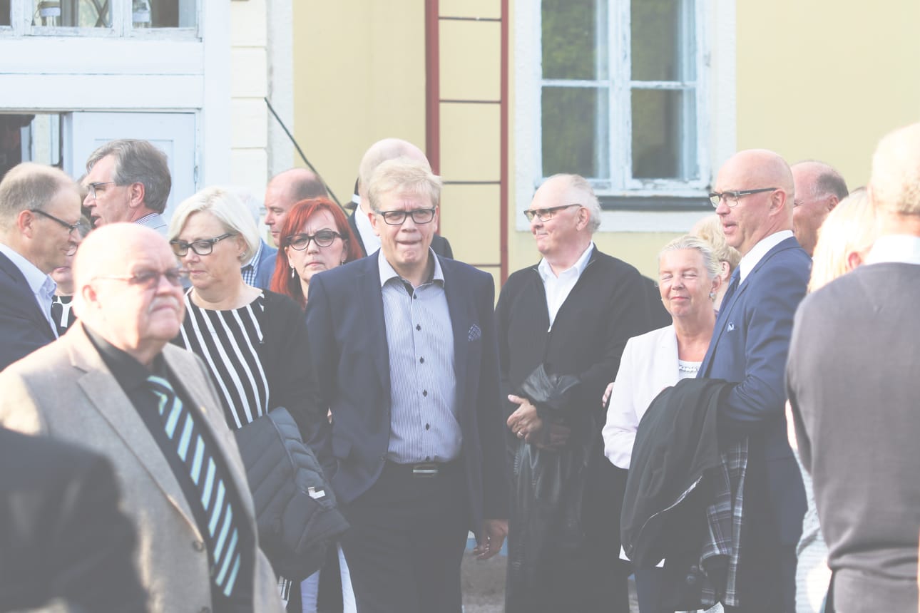 Yleisöä odottamassa katsomoon siirtymistä. Vasemmalla Limingan kunnanjohtaja Pekka Rajala, keskellä tekninen johtaja Simo Pöllänen.