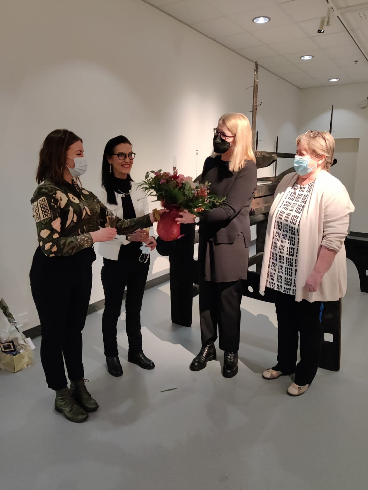 Olga Oinas-Panuma, Sointu Veivo ja Birgit Tolonen onnittelevat taiteilija Kaija Poijulaa näyttelyn avajaisissa