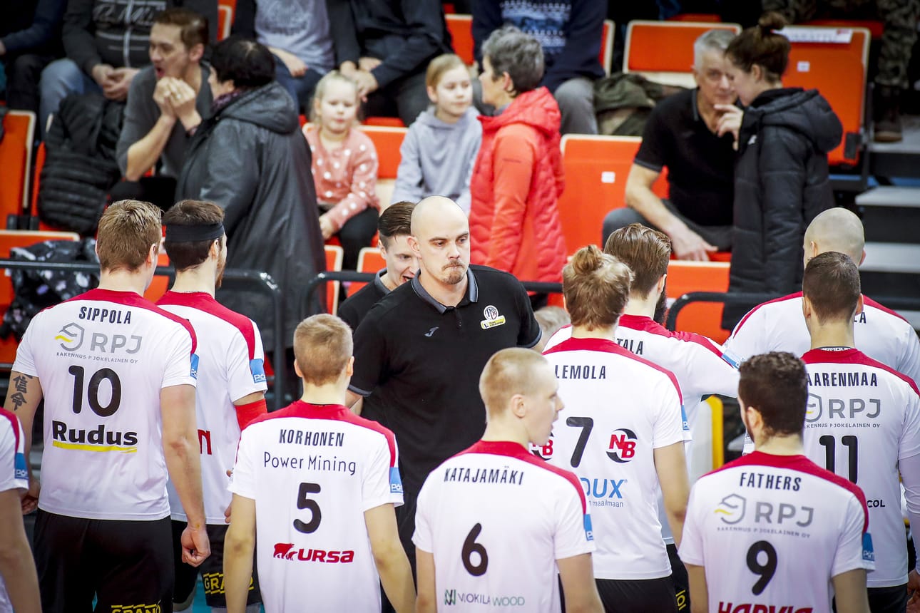 Valmentaja Henri Tuomi joutui heittämään pyyhkeen kehään torstaina. Team Lakkapäästä ei löytynyt enää riittävästi terveitä pelaajia illan peliin.