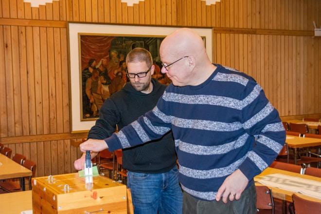Vaalitoimituksessa äänestysliput leimasi kirkkoherra Pasi Kilpeläinen. Omalla vuorollaan äänesti kirkkovaltuuston pj. Juha Huvila. KUVA: AARRE LÖYTÖMÄKI