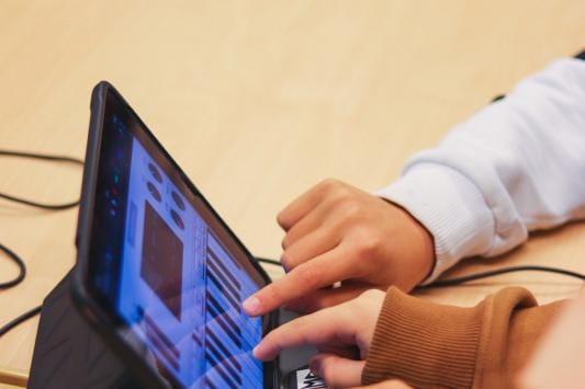 Kunnat ovat saaneet valita työpajojen kohderyhmän, joita ovat alakoulujen oppilaat. Työpajojen sisällöt ovat sirkusta, sanataidetta, elektronista musiikkia tai musiikin tekemistä iPadin GarageBand-sovelluksen avulla. KUVA: KATARIINA VESTERGÅRD