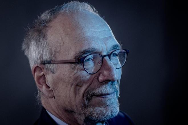 Presidenttiehdokas Nils Torvalds (r.) kannattaa Suomen liittymistä Natoon ja arvostaa luonnossa erityisesti saaristoa. KUVA: Joel Maisalmi