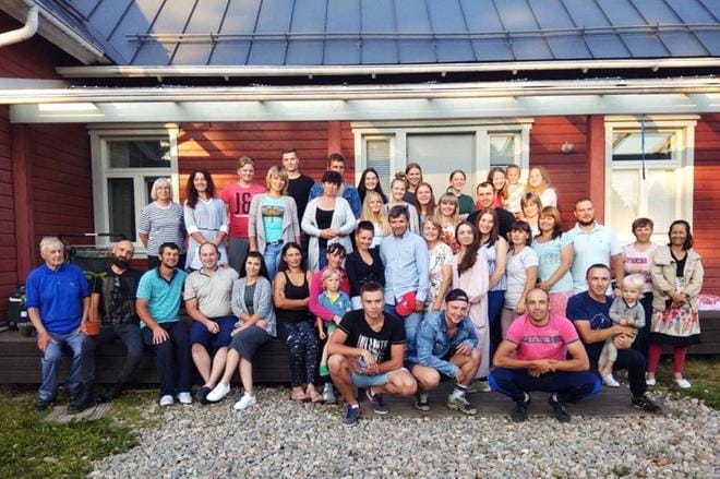 Kausityöntekijöitä Suutalassa oli viime kesänä 30. Kauden päätteeksi kokoonnuttiin yhteiskuvaan. KUVA: KAROLIINA SUUTALA