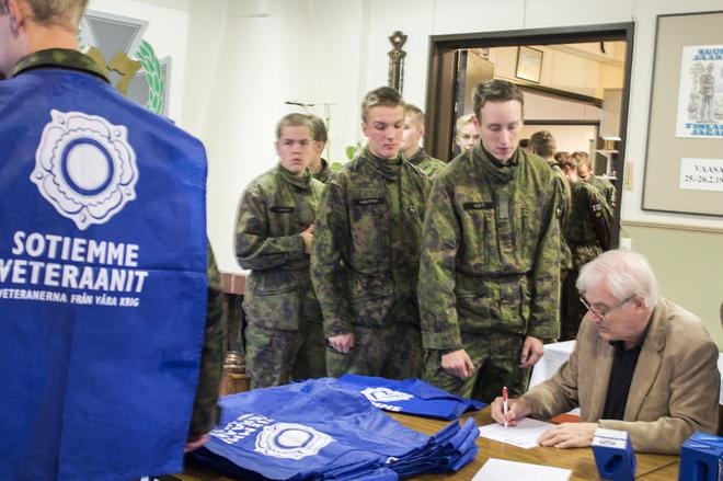 Mårten Holmberg kirjasi perjantaiaamuna Vaasan sotilaskodissa veteraanikeräykseen lähtevien varusmiesten nimiä ja heille annettavien lippaiden koodeja. Sotiemme Veteraanit -keräyksessä teemana on tänä vuonna veteraanien yksinäisyys. KUVAT: ANNE LAURILA