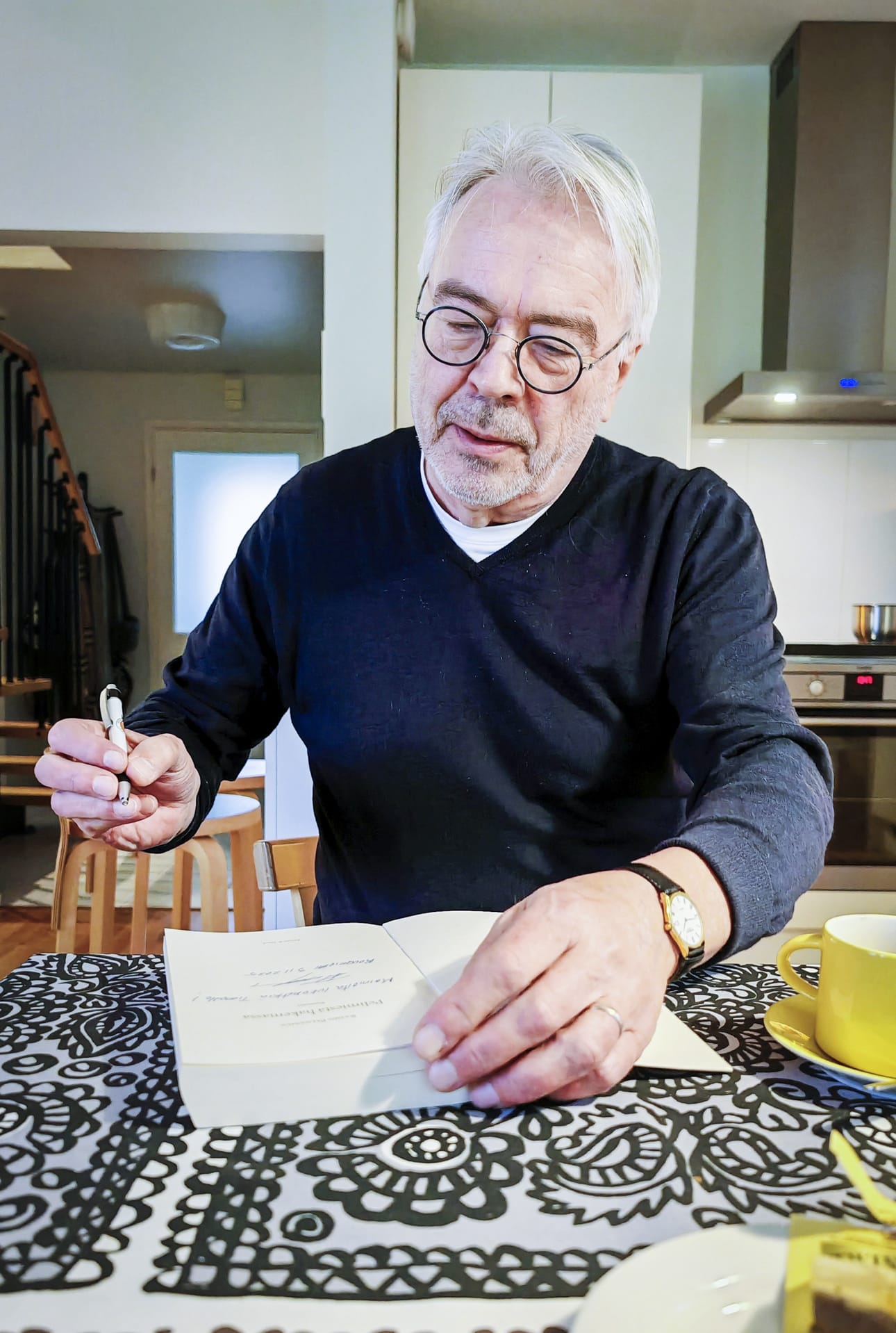 Kirjoittaminen on Paldaniuksen mielestä kuin palapelin rakentamista. Hänellä on jo mielessään toisen kirjan tekeminen, mutta aivan toisesta aiheesta kuin jalkapallosta.