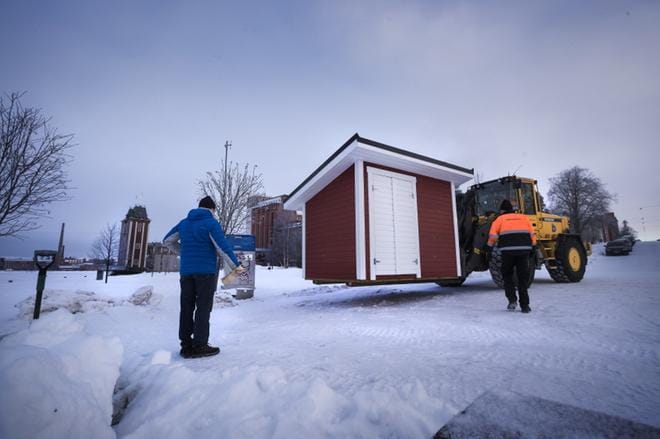 Pop up –kahvila tuotiin jäälle menevien portaiden kupeeseen keskiviikkoaamuna.