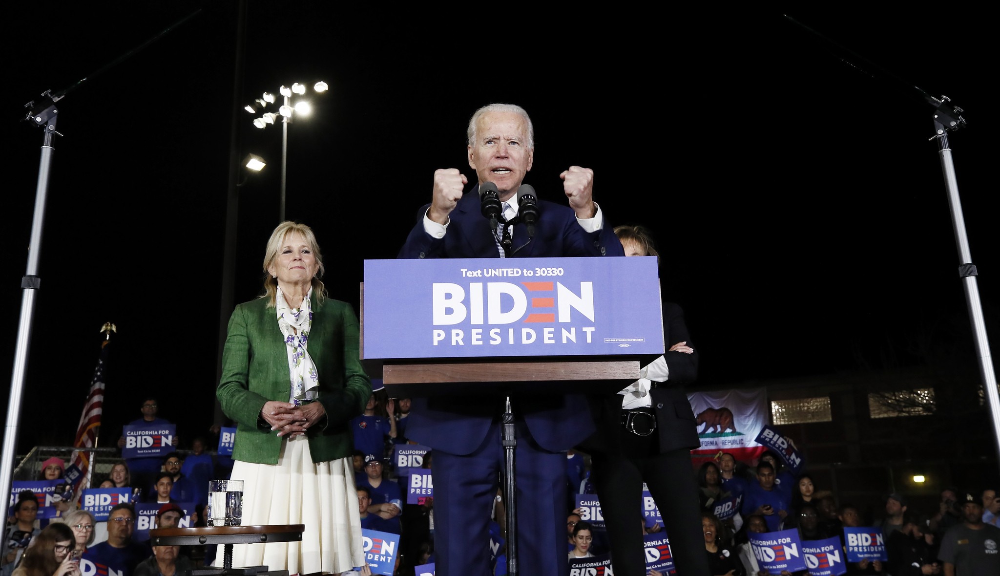 Entinen varapresidentti Joe Biden puhui  Los Angelesissa supertiistaina.