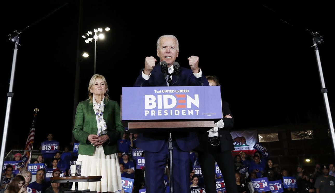 Entinen varapresidentti Joe Biden puhui Los Angelesissa supertiistaina.