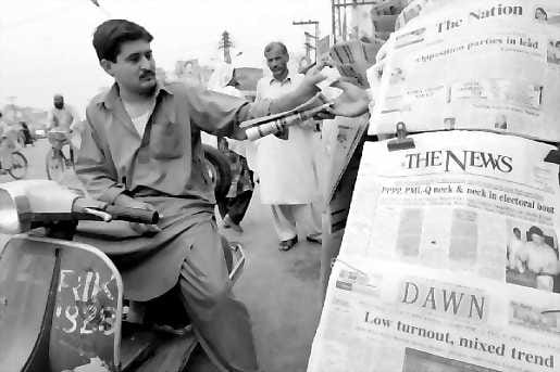 Tulos. Pakistanilaismies pysähtyi perjantaina Rawalpindissä ostamaan sanomalehden tutkiakseen vaalituloksia.