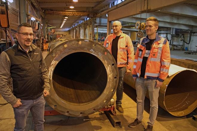 Beam-Netin toimitusjohtaja Marko Koivisto ja projektimyyntipäälliköt Jani Rintanen ja Jussi Heikkilä yhtiön konepajassa Kurikassa. Miesten välissä on Tampereelle Tammelan stadionille toimitettava pilari, jonka on tilannut Teräselementti Oy. Kuva: Jorma Havula