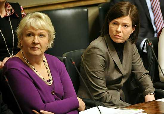 Liisa Hyssälä ja Anni Sinnemäki osallistuivat torstaina eduskunnan kyselytunnille.
