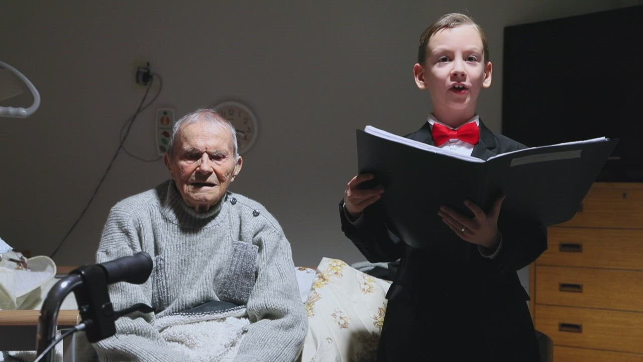 Näin nuori Anton esittää Veteraanin iltahuudon rintamaveteraanille