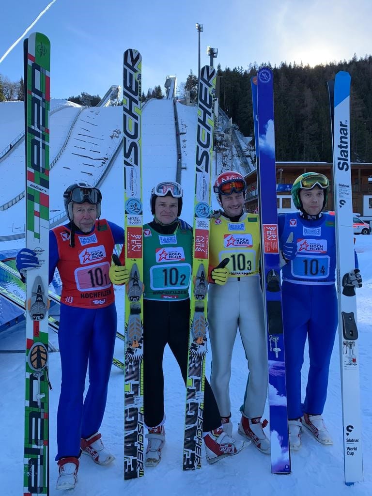 Keskiviikkona Pasi Huttunen ( toinen vas.) juhli joukkuekultaa yhdessä Arsi Sjögrenin, Taneli Niemen ja Juha Miettisen kanssa.