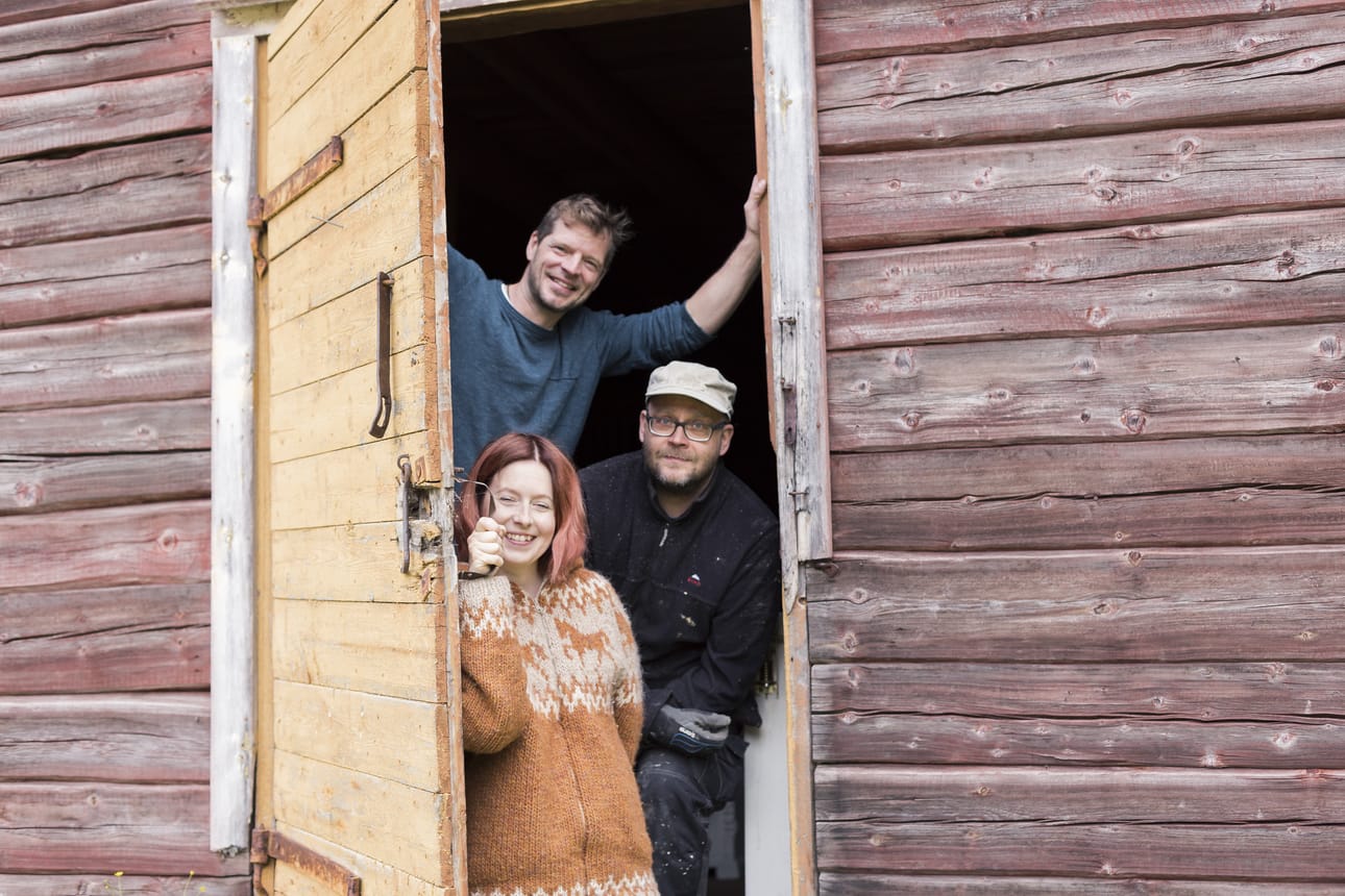 Perinnepäivillä valmistetaan punamultamaalia ja halukkaat pääsevät auttamaan kuvan riihen maalaamisessa. Tilan emäntä Mirva Varpa, kyläpäällikkö Jouko Niemelä ja arkkitehti Harri Ryynänen toivottavat tulijat lämpimästä tervetulleiksi.