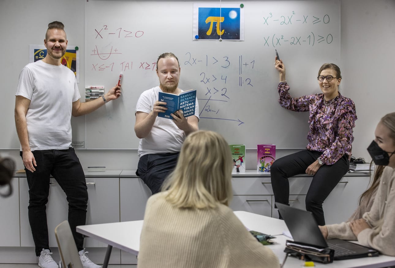 Kollegan tuki on tärkeää matematiikan opettajan työssä. Esimerkiksi tuntien suunnittelu yhdessä ja yhteisopettajuus auttavat niin opettajia kuin oppilaitakin, sanovat Kastellin lukion matematiikan opettaja Juho Karekivi (vas.), matematiikan tuntiopettaja ja matematiikan aineenopettajaksi valmistuva Atte Manninen ja matematiikan opettaja ja vs. apulaisrehtori Piia Haapsaari.