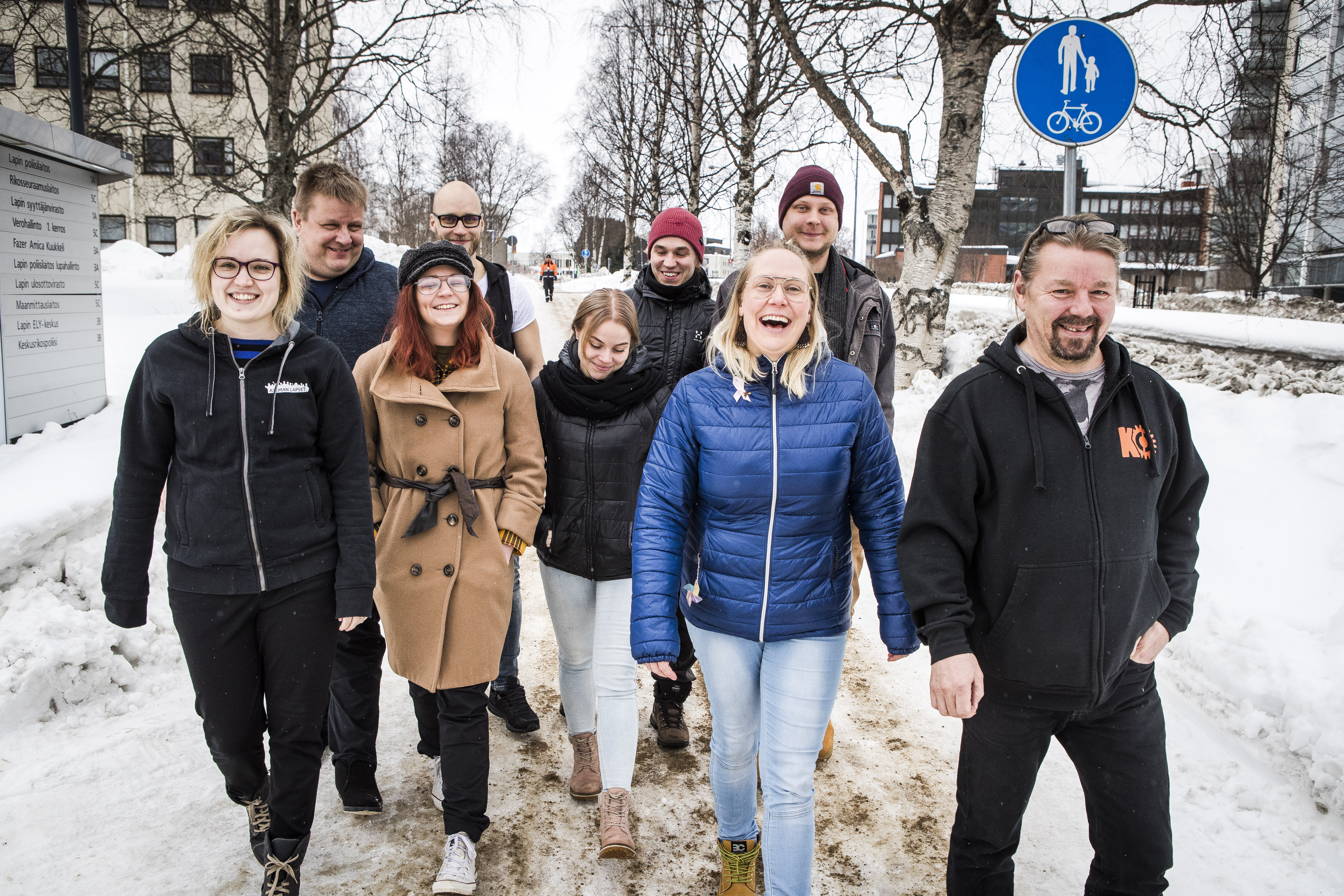 Katusovittelu antaa nuorille mahdollisuuden oppia tekemistään virheistä, uskovat Aseman Lapset ry:n kouluttaja Julia Saarholm (vas.), Lapin poliisin ylikonstaapeli Pekka Alamommo ja vanhempi konstaapeli Juhana Numminen. Keskellä katusovittelukoulutukseen osallistunut nuorisotyöntekijä Mari Ikonen, etsivän nuorisotyön koordinaattori Riina Koutonen, nuorisotyöntekijät Mikko Voutilainen ja Teemu Pehkonen sekä nuorisotyöntekijä Johanna Nokkanen. Aseman Lapset ry:n hankepäällikkö Heikki Turkka johtaa joukkoa.