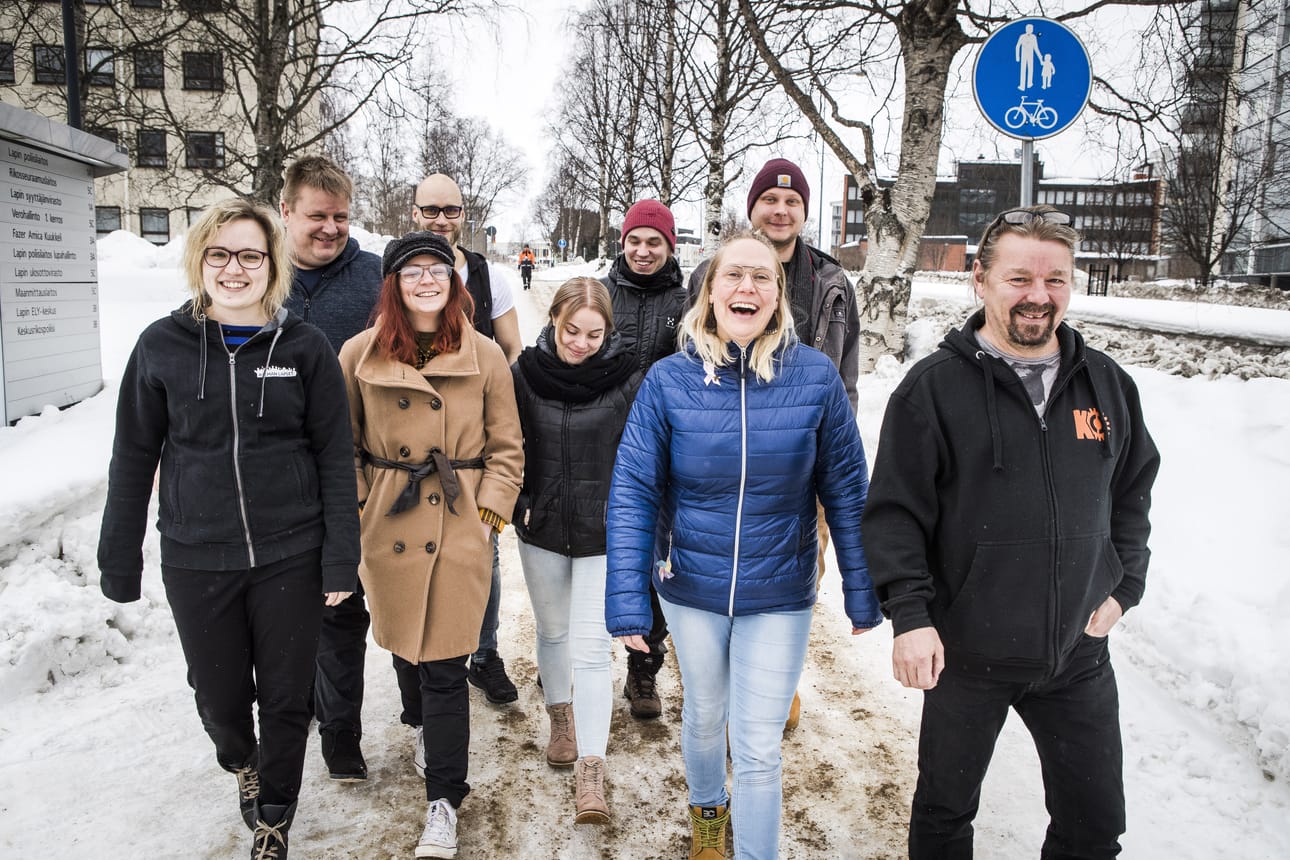 Katusovittelu antaa nuorille mahdollisuuden oppia tekemistään virheistä, uskovat Aseman Lapset ry:n kouluttaja Julia Saarholm (vas.), Lapin poliisin ylikonstaapeli Pekka Alamommo ja vanhempi konstaapeli Juhana Numminen. Keskellä katusovittelukoulutukseen osallistunut nuorisotyöntekijä Mari Ikonen, etsivän nuorisotyön koordinaattori Riina Koutonen, nuorisotyöntekijät Mikko Voutilainen ja Teemu Pehkonen sekä nuorisotyöntekijä Johanna Nokkanen. Aseman Lapset ry:n hankepäällikkö Heikki Turkka johtaa joukkoa.
