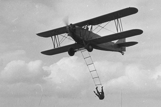 Anneli Linnan temppuihin kuului muun muassa koneen siivellä ratsastaminen ja nuoratikkailla roikkuminen ja taiturointi. KUVA: SUOMEN ILMAILUMUSEO