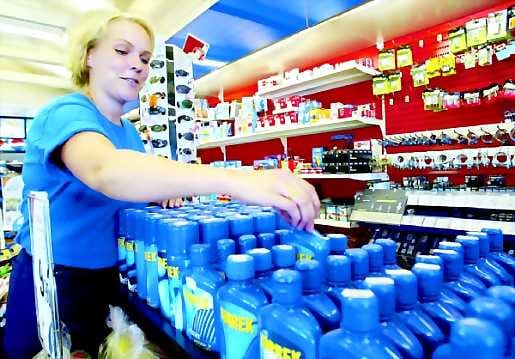 Kate hyllyltä. Oheistuotteiden myynti on elinehto huoltoasemille. Hanna Koskenranta täydentää varastoja Haukiputaan SEO:lla.