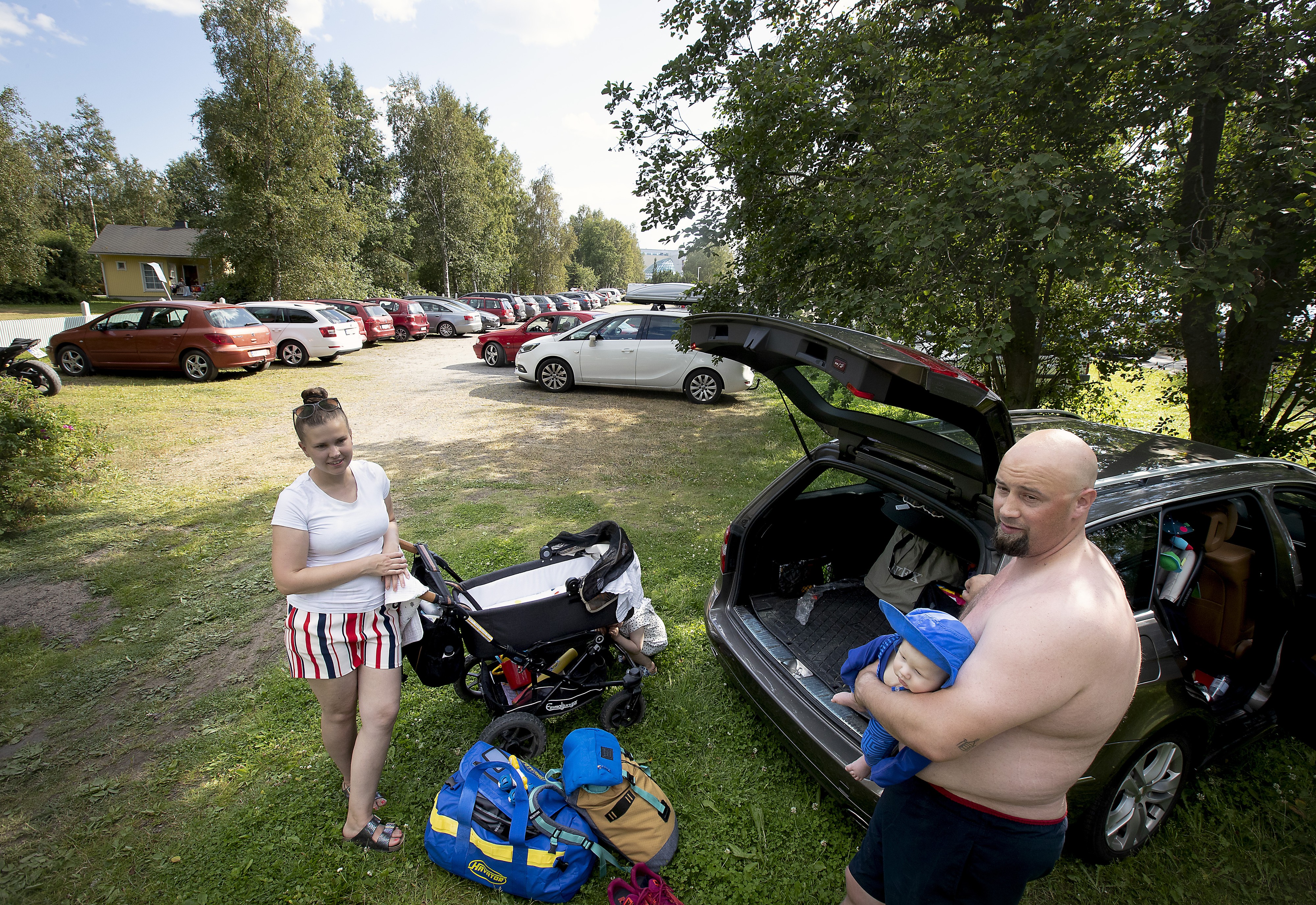 Sodankyläläiset Tuomo ja Eveliina Dianoff ihmettelevät, miten suositulla uimarannalla ei ole tarpeeksi parkkitilaa.