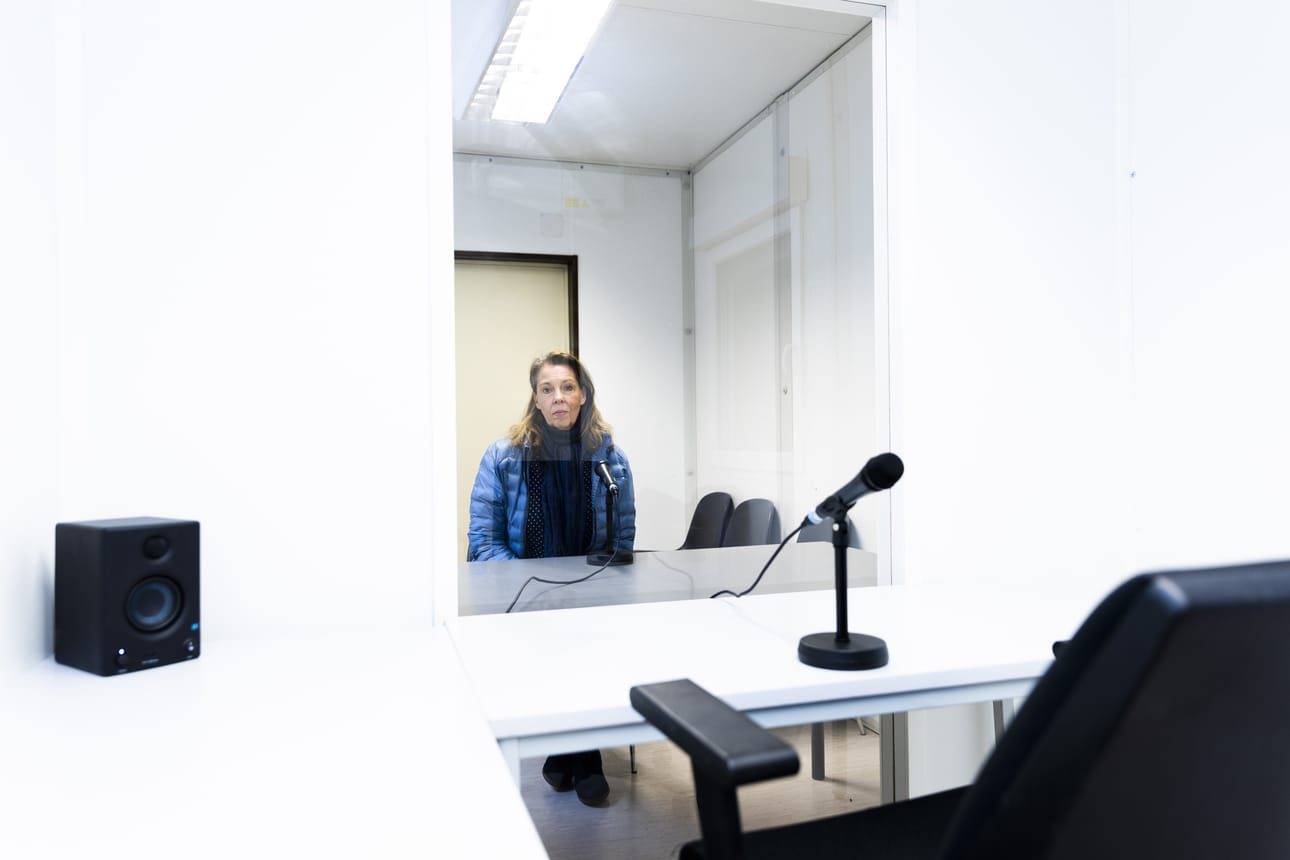 Palvelukoti Wilhelmiinan toimitusjohtaja Minna Saranpää testasi "tapaamistupaa" keskiviikkona. Vastaavaa tapaamistilaa harkitaan useissa suomalaisissa hoivakodeissa.