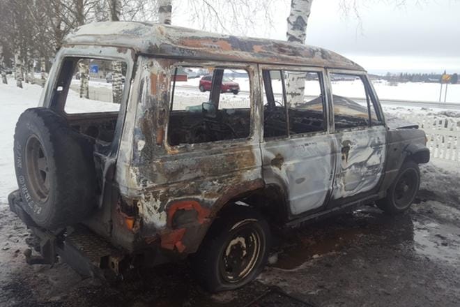 Auto tuhoutui palossa pahoin. Kuva: Sarianne Tekoniemi