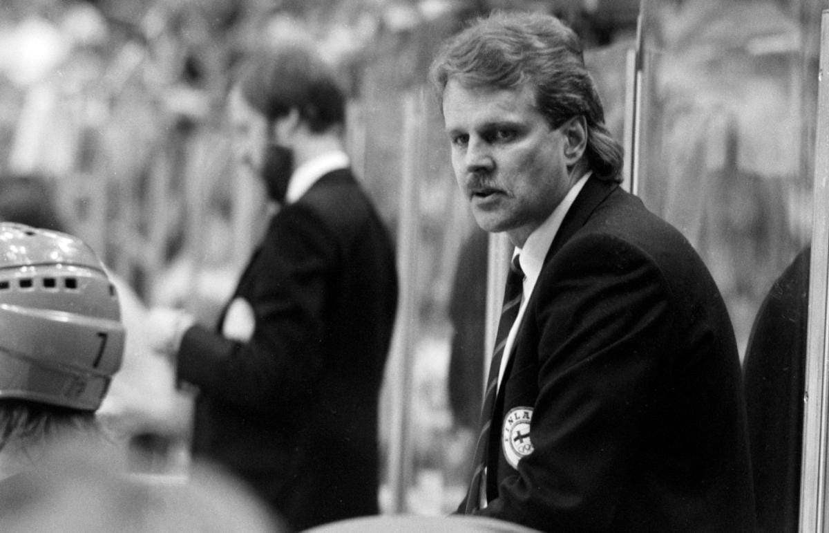Pentti Matikainen hoiti vuonna 1988 päävalmentajan tehtävää liigapestinsä ohessa. LEHTIKUVA / Martti Kainulainen