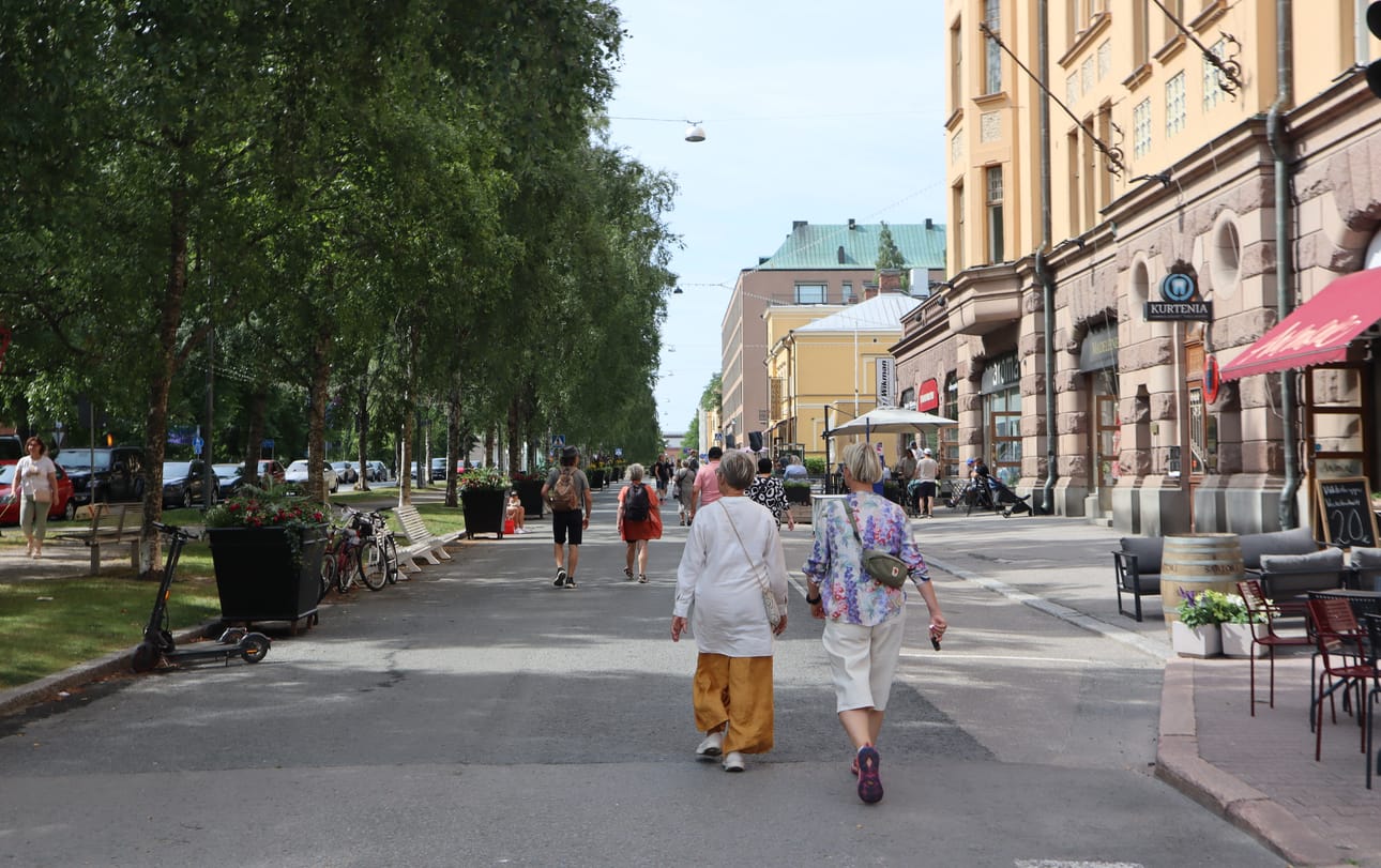 Kaupunginarkkitehti C.A. Setterbergin 1800-luvun jälkipuoliskolla paloturvallisiksi tekemät hyvin leveät kadut puineen ja vanhoine rakennuksineen muodostavat terassibulevardin ytimen.