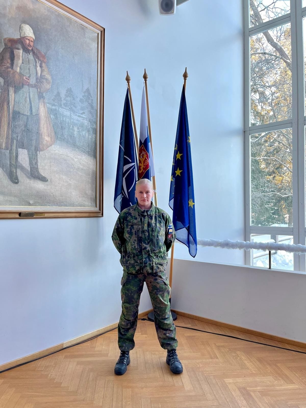 Seela Autio kertoo naisena olon tuovan omanlaisia haasteita armeija-arkeen. Esimerkiksi varusteet ovat suunnitellut miehille, eivätkä sen takia istu naisille kovin hyvin.