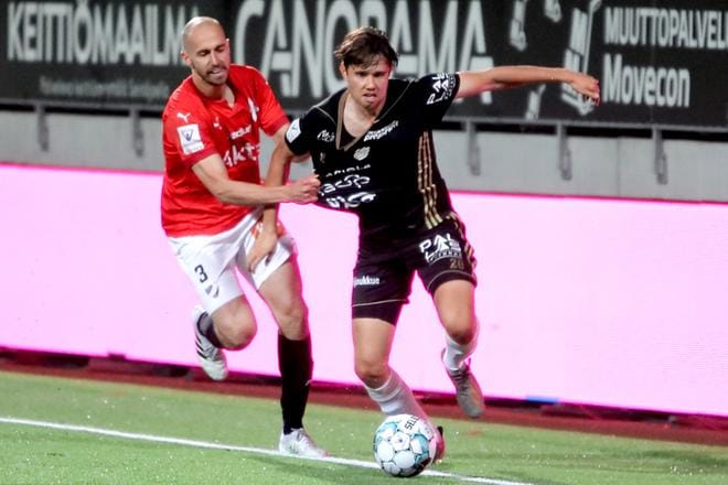 HIFK:n Sakari Mattila ei voi muuta, kun repiä Joonas Lepistöä paidasta, ettei tämä pääsisi maalintekoon. KUVA: HEIKKI HAKANEN