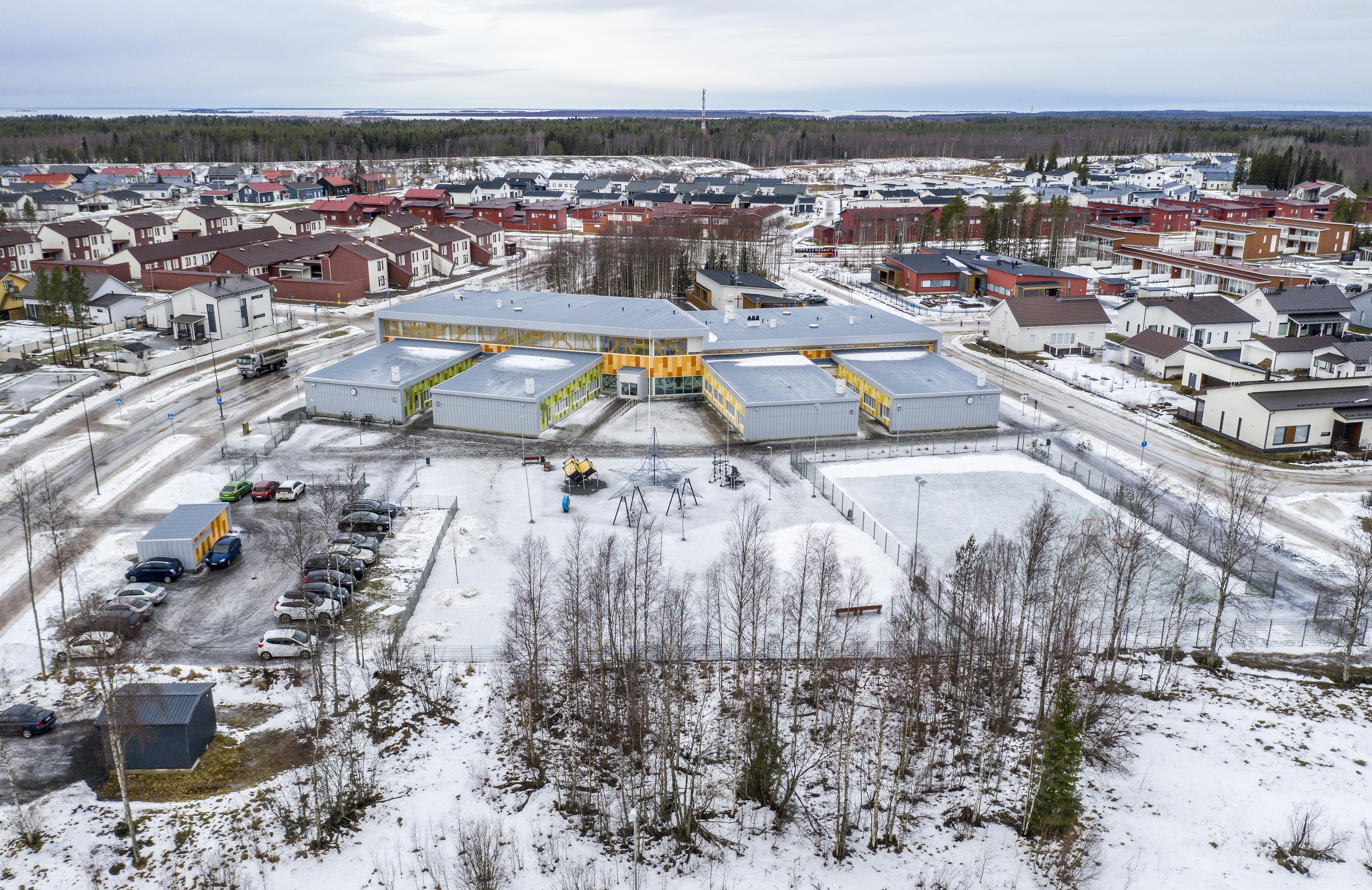 Pohjois-Ritaharjun koulun lisärakennusta on suunniteltu kuvan etualalle, jolloin koululla edelleen olisi yhteinen piha.