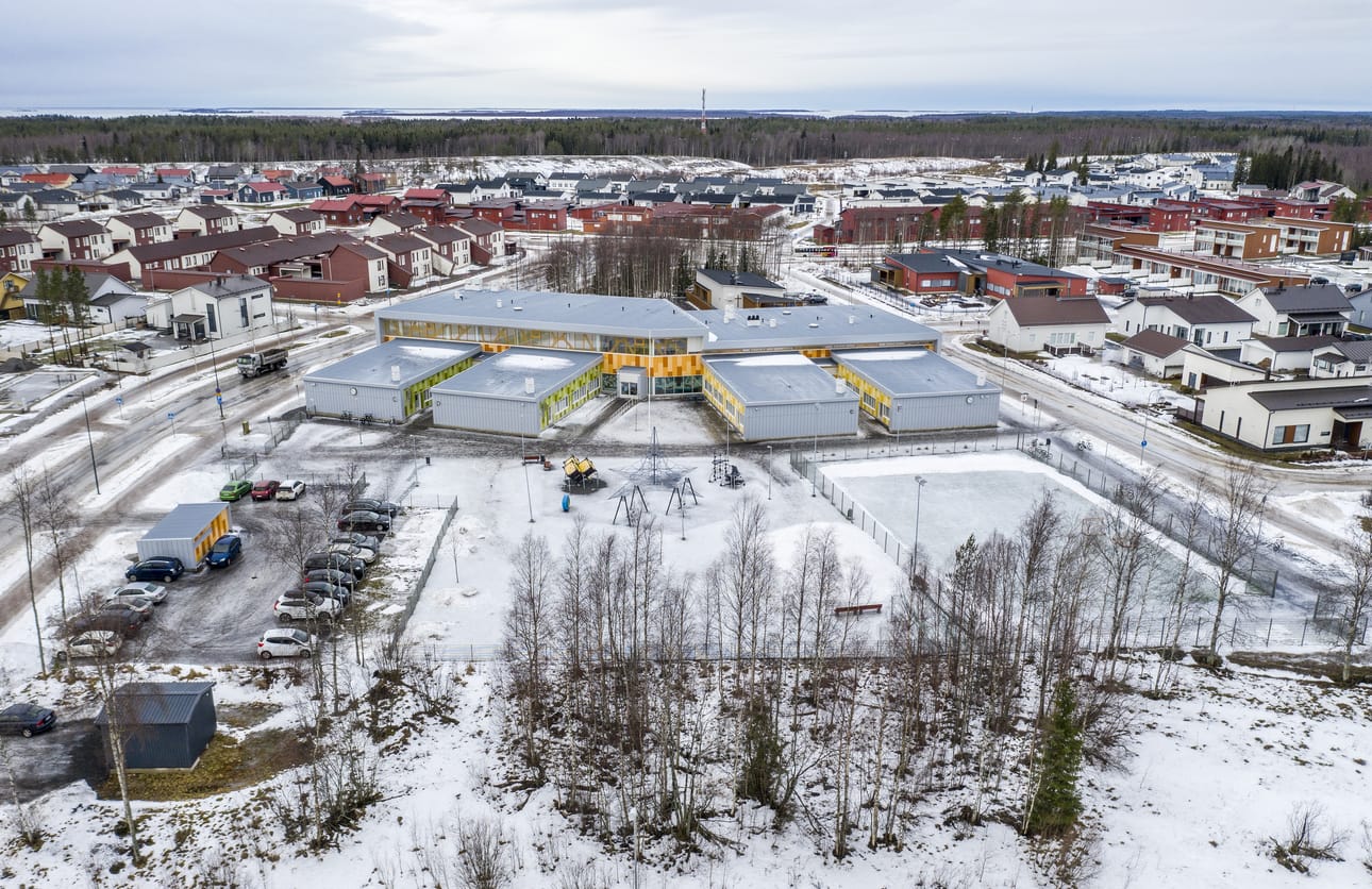 Pohjois-Ritaharjun koulun lisärakennusta on suunniteltu kuvan etualalle, jolloin koululla edelleen olisi yhteinen piha.