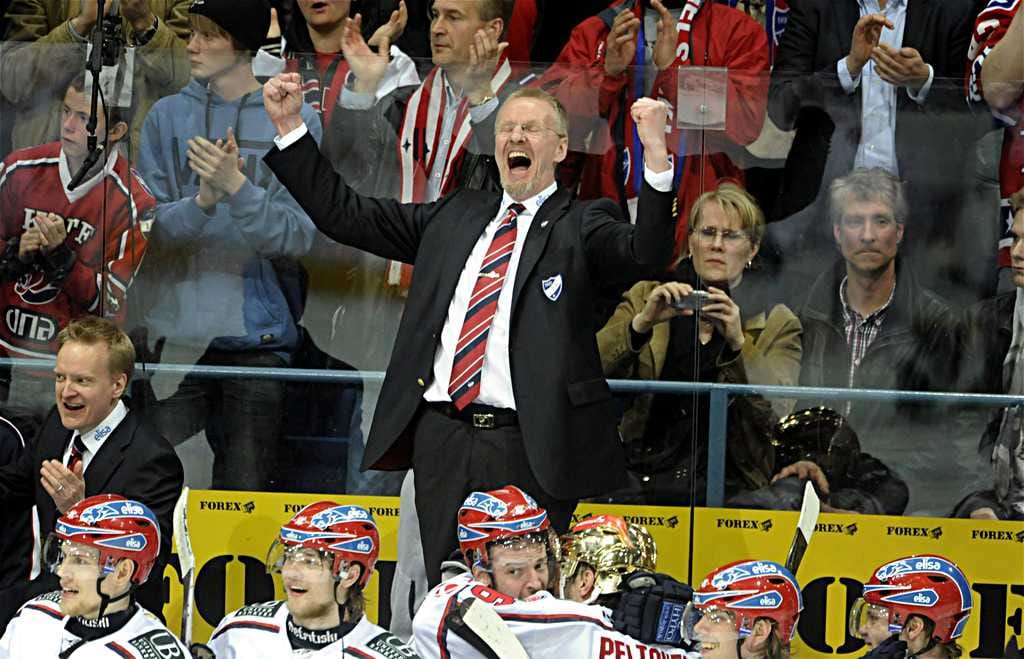 EX-Kärppäluotsi Kari Jalonen tuuletti mestaruutta.